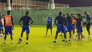 El técnico Fabián Coito dirigiendo su primer entreno de Honduras con Andy Najar y los legionarios de MLS. Fotos @FenafuthOrg