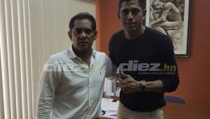 El delantero Carlo Costly junto al director deportivo de Marathón, Rolin Peña, cuando firmaban el contrato este jueves en San Pedro Sula. Foto DIEZ