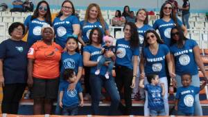 La madre de Wilmer Crisanto (camisa color naranja) se reunió en el Nacional, con otros familiares de los jugadores del Motagua.