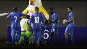 Los seleccionados de Honduras celebrando el gol anotado por Maynor Figueroa frente a Paraguay. Fotos cortesía