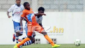 El jugador de la UPN-FM, Clinto Arzú, conduce la pelota ante la marca del seleccionado nacional, Félix Crisanto. Foto Juan Salgado