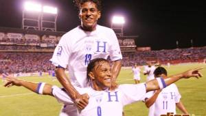 El delantero Carlo Costly celebrando junto a Carlos Pavón uno de los goles rumbo a Sudáfrica 2010, una dupla que le dio muchas alegrías a Honduras. Foto DIEZ