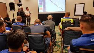 Los miembros de Concacaf cuando daban las charlas a los seleccionados de Honduras en la previa del juego contra Jamaica. Fotos cortesía