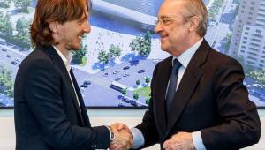 Luka Modric ha firmado su nuevo contrato con el Real Madrid en compañía de Florentino Pérez.