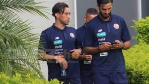 Christian Bolaños y Bryan Ruiz fueron los jugadores de Costa Rica que brindaron declaraciones este miércoles los medios. Ambos hablan de triunfo ante Honduras. Foto DIEZ