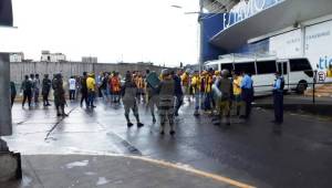La policía puso orden rápidamente en las afueras del estadio Nacional y escoltó a los aficionados catedráticos a su ingreso al recinto. Foto DIEZ