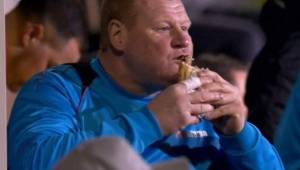 Wayne Shaw comiendo un sandwich durante el partido contra el Arsenal.