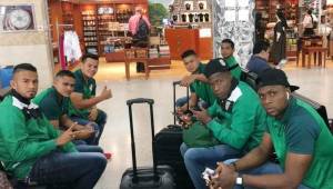 Los jugadores del Monstruo, Carlos Discua, Jorge Cardona, Kevin Espinoza, Arboleda, Bodden, Bryan Martínez y Chama Córdoba en el aeropuerto.