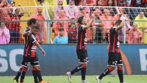 Los jugadores del Alajuelense celebran el triunfo que los coloca lideres.