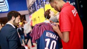 Neymar ha generado tremenda venta de camisetas en el PSG, algo que el club parisino nunca había experimentado.