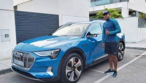 El delantero hondureño Antony 'Choco' Lozano posando con el lujoso vehículo por ser el MVP de la jornada antepasada que le marcó al Real Madrid. Foto cortesía