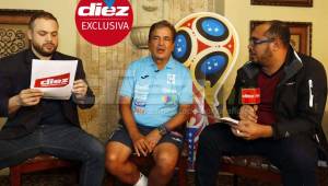 El entrenador de la Selección de Honduras, Jorge Luis Pinto, hablando con los periodistas de DIEZ, Diego Paz y Kelvin Coello. Foto Delmer Martínez