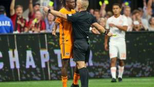 En el torneo pasado, Alberth Elis también fue expulsado en el partido frente al Atlanta United y encaró al silbante. Foto Archivo