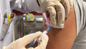 La fase 3 del ensayo clínico de la nueva vacuna de Pfizer, BNT162b2, empezó a finales de julio y cuenta hasta la fecha con la participación de 43.538 pacientes.