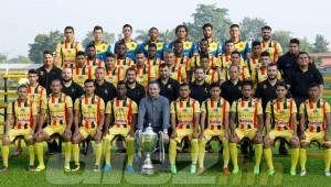 Esta es la plantilla del Real España que logró el campeonato Apertura y por ende la copa 12 para el equipo sampedrano en la Liga Nacional. Foto Neptalí Romero