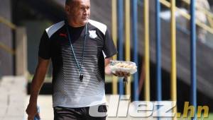 El técnico Wilmer Cruz comparte buenos momentos con sus jugadores del Honduras Progreso.