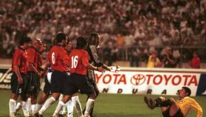 El árbitro Vivian Rodríguez tirado en el suelo mientras los jugadores de Chile yacen de pie.