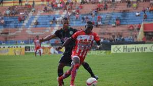 Marvin Bernárdez controla el esférico ante la marca de Óscar Salas en el juego de ida en el estadio Ceibeño. Foto: Edgar Witty