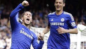Eden Hazard celebrando con Nemanja Matic en el Chelsea.