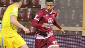 El mediocampista hondureño Rigoberto Rivas en acción con el Reggina en la Serie B de Italia.