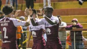 Rubilio Castillo celebra su primer gol con el Saprissa de Costa Rica.