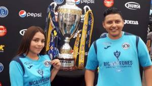 Los aficionados del Motagua pudieron tomarse fotos con la Copa 17 en la tienda de Diunsa Proceres en Tegucigalpa.