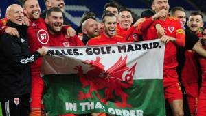 Bale celebrando la clasificación a la Eurocopa 2020 con una bandera que se burla del Real Madrid.