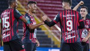 El hondureño Alexander López que milita en la Liga Alajuelense celebrando con sus compañeros una anotación en el presente torneo que está suspendido.