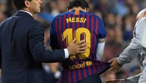Messi salió adolorido por sufrir una fractura del radio del brazo derecho en su partido contra el Sevilla.