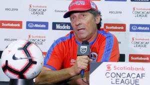 El entrenador del Olimpia, Pedro Troglio, atendiendo a los medios de comunicación en el estadio Olímpico. Foto Neptalí Romero