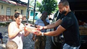 Víctor 'Muma' Bernárdez tuvo un gesto digno de aplaudir y le tendió una mano a los más necesitados de La Ceiba. Foto @Bernardez5
