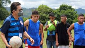 José Escalante, extécnico de la Sub-17 de Honduras, con el proyecto de INAMI busca a través del fútbol la prevención de la violencia en jóvenes.