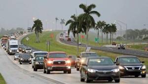 Miles de personas están saliendo de La Florida rumbo a otros estados en busca de refugio.