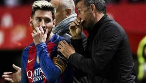 Lionel Messi hablando con Luis Enrique cuando éste lo dirigía en el Barcelona.