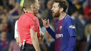 Messi le recriminó la expulsión de Sergi Roberto al árbitro en el descanso.