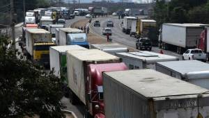 Los transportistas del equipo pesado han bloqueado la carretera CA5 en protesta por el aumento al peaje. Foto AFP