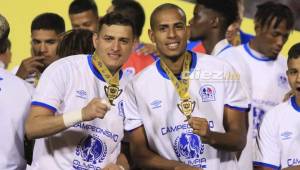 Harold Fonseca y Eddie Hernández mostrando la medalla de campeón; atrás Deybi Flores y Maylor Núñez, también con pasado motagüense.