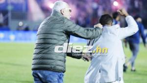 El entrenador del Olimpia, Manuel Keosseián, cuando agredía al animador de la final, Robinson Montoya en el estadio Nacional. Foto DIEZ