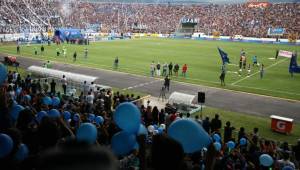 El estadio Nacional estuvo a reventar ayer en el primer partido de la final. La vuelta se disputará el domingo en Puerto Cortés. Foto Juan Salgado