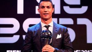 Cristiano posando con el premio 'The Best' de la FIFA.