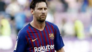 Lionel Messi salió fastidiado y hasta perdió el control con el árbitro al final del partido.