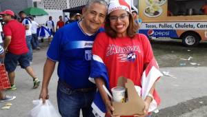 Varsovia Lee llegó al estadio Olímpico de San Pedro Sula con su esposo, Julio Peña.