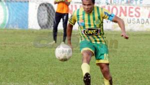 Rambo de León en su estreno con el Parrillas One de San Pedro Sula marcando doblete contra el Municipal de Santa Cruz de Yojoa. Fotos José Cantarero