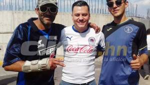 Algunos aficionados del Motagua y del Olimpia reconocieron al exfutbolista del Motagua Óscar Lagos y se tomaron fotos. Foto Ronal Aceituno