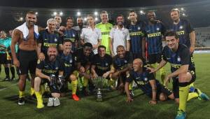 El hondureño David Suazo aparece junto a las leyendas del Inter después de ganar el título.