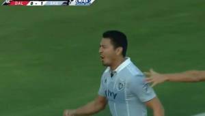 Róger Espinoza celebra su segundo gol con el Sporting Kansas ante Dallas.