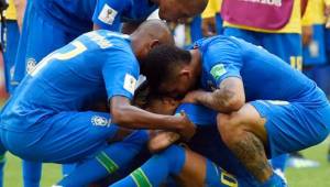 Jugadores de Brasil tratan a consolar a Neymar quien rompió en llanto al final del partido.