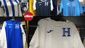 Muchos vieron ayer las nuevas camisetas de la selección nacional en digital, pero aquí te presentamos cómo se ven ya en la tienda y a la venta.