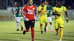 El portero Francisco Reyes celebra el gol con el que el Social Sol puso el empate contra el Marathón. Foto Javier Rosale