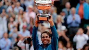 Rafa Nadal levantando su undécimo trofeo de Roland Garros. FOTOS AFP